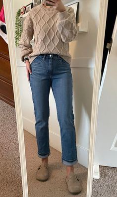 Birkenstock Business Casual, Straight Leg Jeans Birkenstocks, Birkenstock Clog Work Outfit, Fall Casual Teacher Outfits, Birkenstock Clogs With Jeans, Daily Look Outfits Fall, Jeans With Clogs Outfit, Leggings And Birkenstock Clogs, Clogs And Leggings Outfit