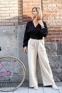 Our most versatile top. Practical and comfortable as we like. It can be tied in many ways, worn alone or layered. We love it to travel, to go out or just to feel beautiful.Made of a soft and non-stretch twill (100% viscose) fabric. It has elastics at the bottom of the sleeves to create a balloon sleeves effect. There are 2 points at the front that allow to tie it. Made in Quebec, Canada. For the modern & smart woman. Cut & size- Loose fit- Long & puffy sleeves- Hip length- Perfect match with our Smart Women, Canary Yellow, Unisex Accessories, Black Canary, Puffy Sleeves, Viscose Fabric, Yellow Black, Hip Length, Tango