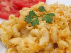 macaroni and cheese with tomatoes on the side