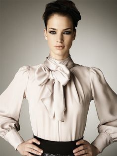 Pussy bow blouse - There is something incredibly sexy about such a prim look. Covered up can be most alluring... Satin Blouse Outfit, Mode Prints, Mode Editorials, Satin Bluse, Business Wear, Retro Mode, Satin Blouses, Bow Blouse, Business Outfit