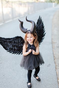 Maleficent Costume Kids, Sleeping Beauty Halloween, Family Halloween Costume, Sleeping Beauty Maleficent, Toddler Girl Halloween, Maleficent Costume, Fantasias Halloween, Family Costumes, Family Halloween Costumes