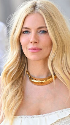 Inspírate en Sienna Miller o Emili Sindlev para lograr esta tendencia tremendamente favorecedora y fácil de hacer Hippie Elegante, Emili Sindlev, Moda Hippie, Sienna Miller, Hippie Chic, Hair