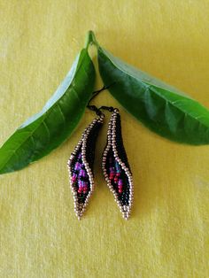 3D black Floral beaded fringe earrings seed bead earrings boho earrings chandelier earrings native beaded earrings colorful chandelier beaded ♥𝑇ℎ𝑒 𝑝𝑎𝑡𝑡𝑒𝑟𝑛 𝑜𝑓 𝑡ℎ𝑖𝑠 𝑒𝑎𝑟𝑟𝑖𝑛𝑔 𝑖𝑠 𝑖𝑛𝑠𝑝𝑖𝑟𝑒𝑑 𝑏𝑦 𝑏𝑒𝑎𝑢𝑡𝑦 𝑜𝑓 𝑠𝑢𝑛𝑓𝑙𝑜𝑤𝑒𝑟 𝑎𝑛𝑑 𝑐𝑟𝑒𝑎𝑡𝑒𝑑 𝑏𝑦 𝐻𝑊𝐵𝑒𝑎𝑑𝐽𝑒𝑤𝑒𝑙𝑟𝑦. ♥𝑀𝑎𝑑𝑒 𝑢𝑠𝑖𝑛𝑔 𝑓𝑟𝑒𝑒ℎ𝑎𝑛𝑑 𝑏𝑒𝑎𝑑𝑖𝑛𝑔 𝑤𝑜𝑣𝑒𝑛 𝑡𝑒𝑐ℎ𝑛𝑖𝑞𝑢𝑒𝑠 𝑤𝑖𝑡ℎ 𝑠𝑡𝑟𝑜𝑛𝑔 𝑠𝑦𝑛𝑡ℎ𝑒𝑡𝑖𝑐 𝑡ℎ𝑟𝑒𝑎𝑑. ♥𝑇ℎ𝑒 𝑠𝑖𝑧𝑒 𝑜𝑓 𝑡ℎ𝑒 𝑠𝑒𝑒𝑑 𝑏𝑒𝑎𝑑𝑠 𝑢𝑠𝑒? Native Beaded Earrings, Colorful Chandelier, Twin Beads, Beaded Fringe Earrings, Earrings Chandelier, Earrings Colorful, Light Earrings, Beaded Fringe, Seed Bead Earrings