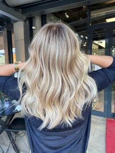 Blonde Highlight Mid Length Hair, Balayage-värjäys Blonde, Balayage Blonde Medium Length Hair, Blonde Hair Inspo Medium Length, Medium Bright Blonde Hair, Mid Length Hair With Blonde Highlights, Blonde Hair Inspo Summer Medium Length, Blonde Medium Haircut, Blonde Hair Inspiration Medium Length