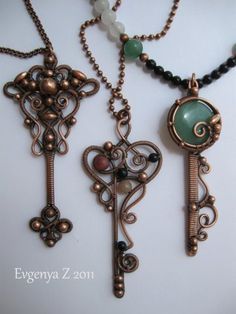 23 Magnificently Beautiful Vintage Looking DIY Key Projects to Accessorize Your Decor Futurisme Retro, Bijoux Fil Aluminium, Wire Work Jewelry, Wire Pendant, Work Jewelry, Diy Schmuck, Bijoux Diy, Beads And Wire