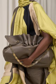 Ferragamo Spring 2025 Ready-to-Wear https://www.vogue.com/fashion-shows/spring-2025-ready-to-wear/salvatore-ferragamo/slideshow/collection#40 2025 Wardrobe, Celebrity Bags, Edgy Bags, Ballet Wear, Spring 2025, Fashion Culture, Color Mix, Bag Trends