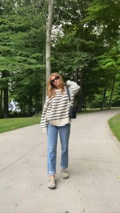 Fall Fashion Scandinavian, Cute Day Off Outfits, Loose Spring Outfits, Casual Fall Outfits Athleisure, Connecticut Fall Outfit, Urban Outfitters Fall Outfits, Boston Clog Outfit Fall, Farm Outfit Aesthetic Summer, Sweden Fall Outfit