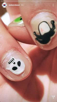 ikon bobby nails skull alien no face Ikon Bobby, Bobby Ikon, Nails Nailart, K Pop Music, Paw Print Tattoo, Nail Inspo, I Hope, Nail Art, Tattoos