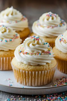 Gesunde Vanille-Cupcakes: 9 Rezepte Cupcake Aesthetic, National Cupcake Day, Cupcake Photography, Cupcake Day, Pop Up Cafe, Cupcake Photos, Cupcake Pictures, Delicious Cupcakes, Candy Food