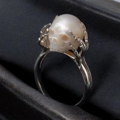 Skull Pearl Ring "Be a Thinker" | Handcarved Skull with Freshwater Pearl | 925 Silver Gothic Statement Ring | Unique Proposal Ring | Wedding Ring Make a powerful statement with the Skull Pearl Ring "Be a Thinker" - a bold fusion of gothic elegance and timeless sophistication. Handcrafted with meticulous care, this ring features a striking handcarved skull adorned with a lustrous freshwater pearl, all set in high-quality 925 silver. Imagine wearing a piece of jewelry that blends edgy design with classic beauty. This unique ring combines the dark allure of a gothic skull with the serene elegance of a freshwater pearl, creating a captivating contrast that stands out. The 925 silver band adds a touch of luxury and durability, ensuring this statement piece remains a cherished part of your colle Skull Pearl, Dope Jewelry, Skull Carving, Funky Jewelry, Skull Ring, Fantasy Jewelry, Gothic Jewelry, Jewelry Inspo, Dream Jewelry