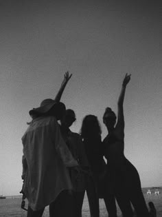 Photo inspo at the beach with friends black and white Photo Inspo With Friends, Friends At The Beach, Dark Visions, Vision Board Examples, Girl Gang Aesthetic, Vision Board Wallpaper, Black And White Beach