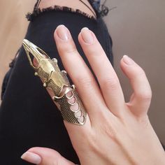 Give yourself an elegant and menacing look with these Steampunk finger armors. This articulated ring for men and women will delight fans of alternative jewelry! Steampunk finger armors are a great idea if you want to add that special something to your outfit. Ideal for cosplays and costumes, this accessory is elegant and enhances your hands. Dare to wear unusual elements, Steampunk is not about being shy! Steampunk finger armor for men and women Stainless steel ring: does not blacken, chlorine r Ring Party Jewelry, Full Finger Rings, Armor Ring, Alternative Jewelry, Trendy Ring, Gold Alloys, December 22, Finger Rings, Unique Jewelry Designs