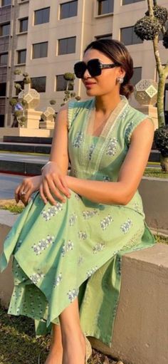 Stylish Collar Neck Designs For Kurti, Sleeveless Cotton Suits Indian, Cotton Simple Kurti Pattern, Printed Linen Kurti Design, Elegant Kurtas For Women, Kurti Ideas Style Patterns Cotton, Neck Designs For Suits Salwar Kameez Neckline, Organza Kurti Neck Designs, Cotton Dress Pattern Indian Neck