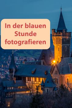 an old castle lit up at night with the words in german above it