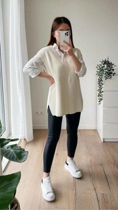 Outfits Leggins, Jeans Trend, Look Legging, Casual Attire For Women, Legging Outfits, Casual Work Outfit, Smart Casual Outfit, Outfit Trends