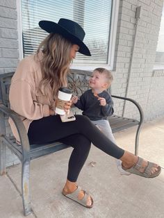 Mom Casual Fall Outfits, Work Outdoor Outfit, Zoo Outfit Mom Casual, Cool Mom Style Summer 2023, Mother Casual Outfit, Summer Transitional Outfits, Casual Brewery Outfit Spring, Updated Mom Style, Stylish Mom Outfits Spring 2023