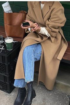 Winter Outfits Camel Coat, Camel Coat Outfit, European Summer Outfits, Nashville Outfits, Elegante Casual, Going Viral, Fall Capsule Wardrobe, Camel Coat, Coat Outfits