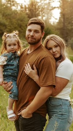 Family Session Poses, Fall Photoshoot Family, Outdoor Family Photoshoot, Big Family Photos, Photoshoot Outdoor