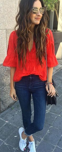 summer outfits Red V-neck Blouse + Navy Skinny Jeans + White Sneakers Blouse And Jeans Outfit, Shirt Summer Outfit, Sneakers Outfit Summer, Tops Dress, Style Casual Chic, Look Plus Size, Sneakers Fashion Outfits, Trendy Crochet, Red Blouse