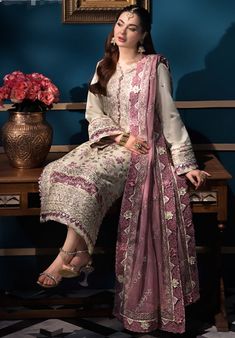 Hania Amir Chic Casual Outfits, Pakistani Dresses Online, Asim Jofa, Organza Sleeves, Lime Yellow, Casual Party Dresses, Luxury Wear, Pakistani Bride