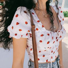 Strawberry Outfit, Short Vacation, Strawberry Print, Acid Wash Denim, Print Crop Tops, Crop Top Blouse, Vacation Shirts, Cropped Top, Favorite Shirts