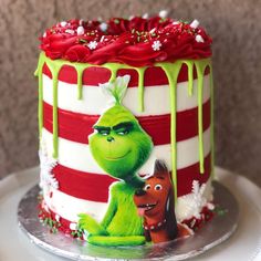 the grinch and horse cake is decorated with red, white and green icing