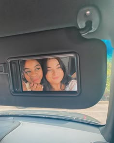 Black girl and white girl use car mirror to take picture together of their faces. Car Photos With Friends, Rear View Mirror Picture, Cute Car Pictures, Ways To Take Pictures, Besties Pictures, Bestie Photos