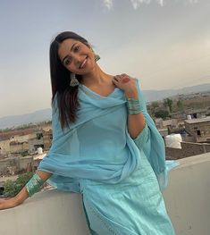 Poses In Kurti With Dupatta, Photo Poses In Traditional Wear, Kurta Poses Women, Kurta Poses, Kurti Poses, Casual Indian Fashion, Desi Fashion Casual, Indian Saree Blouses Designs, Indian Dresses Traditional