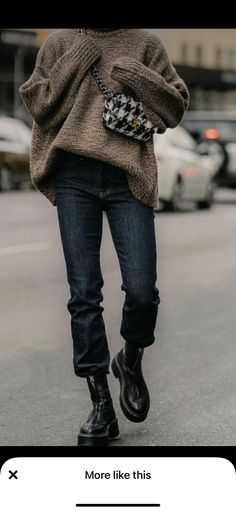 Looks Jeans, Walking Down The Street, Paris Mode, Outfit Jeans, Looks Street Style, Fall Hair Colors, Looks Style, Mode Inspiration