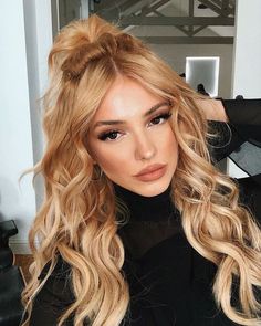 17 Stylish Half-Up Ponytail with Bangs Hairstyle Ideas - thepinkgoose.com Edgy Hair Color Ideas 2023, Eyeliner Wings, Strawberry Blonde Hair Color, Perfect Eyeliner, Honey Blonde Hair, Strawberry Blonde Hair, Brown Blonde Hair, Lace Hair