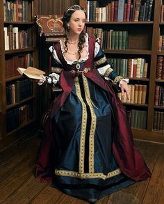 Spanish Rennaisance Fashion, 1500s Italian Fashion, Renaisance Dress, 1500s Dress, 1500s Fashion, Red And Gold Dress, Tudor Dress, Period Fashion, Tudor Fashion