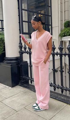 Look rosa de tricô e sleek bun, clen girl aesthetic Pinterest Trends, Looks Black, Streetwear Fashion Women, Modest Fashion Outfits, Mode Inspo, Teenage Fashion Outfits, Mode Vintage