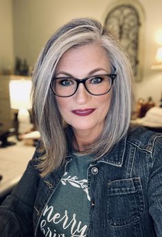 Modern Layered Bob, Layered Bob Haircuts For Women, Beige Blonde Hair Color, Grey Hair Over 50, Grey Hair Transformation, Grey Hair Inspiration, Layered Bob Haircuts, Blending Gray Hair, Gray Hair Highlights