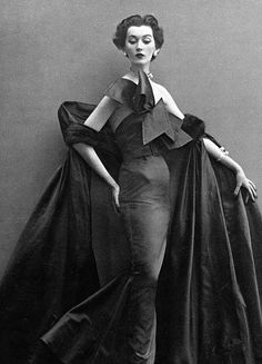 Dovima in Fath, photo: Avedon, Paris studio 1950 1950s Fashion Trends, Jerry Hall, Jacques Fath, Fotografi Vintage, Feminine Fashion