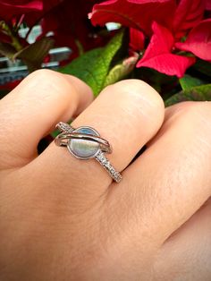 Planet Saturn Ring, versilberter Ring mit Zirkonium, zierliches einfaches minimalistisches Raum-Himmel-Universum-Thema, Ringe Geschenk für sie Saturn ist der Planet, der einen Ring darauf legt. Entdecke weitere Space Age Schmuck designed von JewejrywithHistiry Universe Theme, Saturn Ring, Space Sky, Planet Ring, Minimalist Space, Planet Saturn, Themed Jewelry, Put A Ring On It, Plated Ring