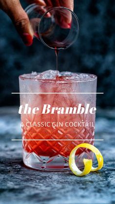 The Bramble is a classic that must be part of your repertoire. A refreshing gin cocktail with lemon juice, sugar syrup, Crème de Mûre and crushed ice. If you don’t happen to have blackberry liqueur I have provided an instant homemade version! Pear Gin, Bramble Cocktail, Cocktails Vodka, Classic Gin Cocktails, Cocktail Gin, Prosecco Cocktails, Gin Recipes, Gin Cocktail Recipes