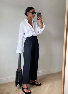 20 BLACK AND WHITE OUTFITS FOR WOMEN OVER 50 - valemoods Svarta Outfits, Ținute Business Casual, White Outfits For Women, Chique Outfit, Fest Outfits, 여름 스타일, Mode Ootd, Modieuze Outfits, Elegantes Outfit