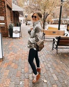 Amanda West, Outfit Ripped Jeans, Bell Bottom Jeans Outfit, Skirt Outfit Casual, Womens Fashion Casual College, Combat Boot Outfits, Target Boots, Combat Boot Outfit, Ripped Jeans Outfit