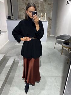 Work Outfit Autumn 2024, Brown Fall Outfits For Women, Brown Leather Midi Skirt Outfit, Brown Skirt Outfit Winter, Satin Skirt Fall Outfit, Satin Skirt Outfit Ideas, Satin Dress Winter Outfit, Satin Skirt And Sweater Outfit, Satin Skirt Winter Outfit