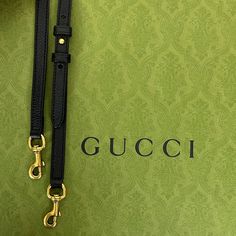 Le sac Gucci Marmont en cuir grainé noir est un accessoire de luxe distinctif. Ce dernier est doté d'une bandoulière en cuir noir, ajustable et amovible. L'intérieur est spacieux et bien organisé. Ce sac est à la fois élégant et fonctionnel, ajoutant une touche sophistiquée à toute tenue. • État : B - Très bon • Dimensions : 32.5x21x14cm • Matière : Cuir grainé • Couleur : Noir • Vendu avec : Dust Elegant Formal Shoulder Bag With Logo Strap, Black Leather Logo Strap For Bags, Black Leather Bag Strap With Logo, Classic Formal Bag With Logo Strap, Elegant Black Bag Strap With Gold-tone Hardware, Designer Leather Bag Strap With Detachable Feature, Designer Leather Bag Strap With Detachable Strap, Luxury Crossbody Bag Strap With Gold-tone Hardware, Designer Leather Bag Strap For Travel