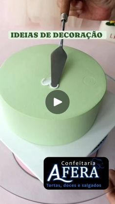 a person cutting into a cake with a large knife on it's side and the words idea de decoracao written in spanish