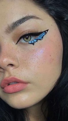 Natural Fantasy Makeup, Butterfly Aesthetic Makeup, Face Paint Eyeliner, Butterfly Makeup Hooded Eyes, Edgy Fairy Aesthetic, Graphic Liner Aesthetic, Animal Eye Makeup, Cool Makeup Looks Creative Easy, Fantasy Eyeliner