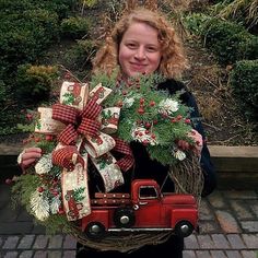 neue dekorative Weihnachtskränze handgefertigte Weihnachtskränze Tür hängende Fensterrequisiten Dekoration Durchmesser 32 cm 2023 - US $27.99 Wreath Material, Red Truck Christmas, Vintage Red Truck, Santa Wreath, Harvest Thanksgiving, Christmas Door Wreaths, Christmas Wreaths For Front Door, Hanging Wreath, Branch Design