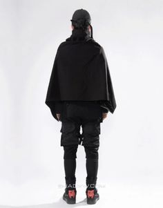 Design: Techwear, Ninja Techwear, Cyberpunk, Military, Futuristic Ultra-resistant Techwear Cloak: Made with premium materials that are resistant, flexible and lightweight to preserve your mobility while protecting you from rain and wind. Material: 100% polyester Technical clothing: This techwear cloak is equipped with a multitude of storage pockets to easily carry your personal belongings. Breathable materials: This techwear cloak made of polyester Suitable for men and women Machine washable: 30 Techwear Ninja, Techwear Cyberpunk, Techwear Outfits, Technical Clothing, Punk Outfits, Style Noir, Cloak, Mens Coats, Cyberpunk