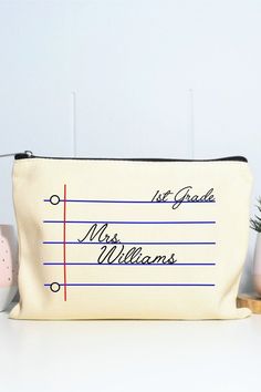 Personalized teacher gift to celebrate the teacher in your life. These custom pouches include the name and the grade of the gift recipient written in cursive on the bag. Teachers can use as a makeup bag, pencil case, or snack pouch. #teachergiftidea #teacherappreciation Present Ideas For Teachers, Teacher Gifts Beginning Of Year, Back To School Teacher Gifts, Notebook Business, Nurse Things, Best Teacher Gift, Snack Pouch, Appreciation Gifts Diy, Teacher Appreciation Gifts Diy