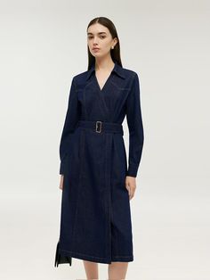 -Mit Gürtel

 -V-Ausschnitt-Design

 -Klassisch und elegant

 Dieses Damen- Kleid mit Denim-Revers hat einen V-Ausschnitt und einen Gürtel, der die klassische und elegante Silhouette betont. Das Kleid kombiniert eine zeitlose Denim-Textur mit einem strukturierten Revers und ist somit eine vielseitige Ergänzung für jede Garderobe. Es eignet sich perfekt für legere und formellere Anlässe und verbindet mühelos Funktionalität mit Stil.

Denim-Revers- Kleid für Damen mit Gürtel
Warennummer: 1C8C4J350

• Passform Typ: Passform
• Elastisch: unelastisch
• Dicke: Mäßig
MaterialienAußenmaterial: 66 % Baumwolle, 30 % Polyester, 1 % Elastan, 3 % andere Fasern Vorschlagen
  Getrennt waschen
  Auf links waschen, nur auf der Rückseite bügeln
  Mit schützendem Netzbeutel waschen
Waschen
•  Maschinenwäsc Modern Cheongsam, Denim Texture, Long Sleeve Short Dress, Women Midi, Knitted Tank Top, Black White Red, Cheongsam, Outerwear Coats, Womens Midi Dresses