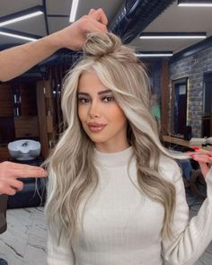 Heavy Blonde Money Piece, Ash Blonde Money Piece, Bright Blonde With Shadow Root, Money Peace Hair, Ashy Cool Blonde Balayage, Blonde Hair On Mexican Women, Icy White Hair, Latina Blonde Hair Olive Skin, Icy Platinum Blonde Hair