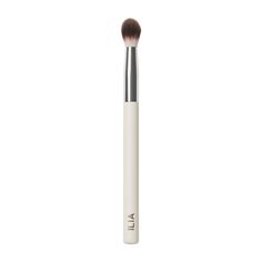 ILIA-Blending Brush-Makeup-ILIA_Blending_Brush-The Detox Market | Ilia Makeup Brushes, Apply Highlighter, Blend Eyeshadow, Ilia Beauty, Dream Makeup, Eyelash Curlers, Blending Eyeshadow, Gloss À Lèvres, Blending Brush