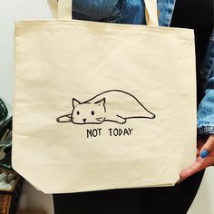 Hoje eu tô só esse gatinho 😹 ✨Ecobag - Gato "Not Today"!!! ✨Material resistente e sustentável. Desenho feito a mão com muito amor ❤️ #presentespersonalizados #ecobags #presentes #presentescriativos #criatividade #desenhodegatinho #desenhodegatinho #bolsaecologica #desenhoamão #lojavirtual #lovecats #catlover #cats Diy Flores, Paint And Sip, Not Today, Eco Bag, Cat Lover, Tote Bags, Kittens, Two By Two, Tote Bag