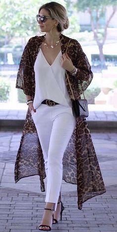 Mode Kimono, Blonde Hairstyles, Hair Brown, Hair Black, White Pants, Kimono Fashion, Brown Eyes, Outfit Casual, Kimonos